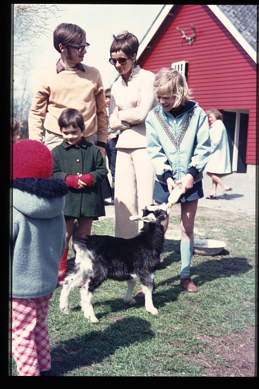 35.Kinderboerderij mrt 1971 Marion.JPG
